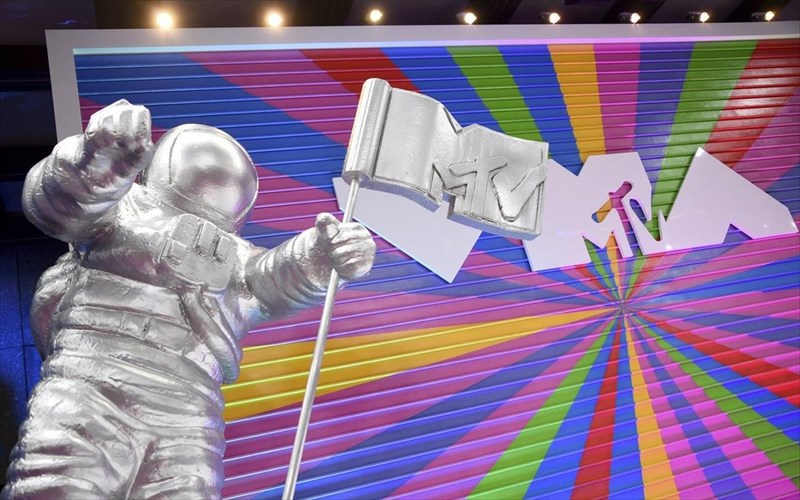 ariana-grande-taylor-swift-kai-billie-eilish-katektisan-ta-mtv-vmas