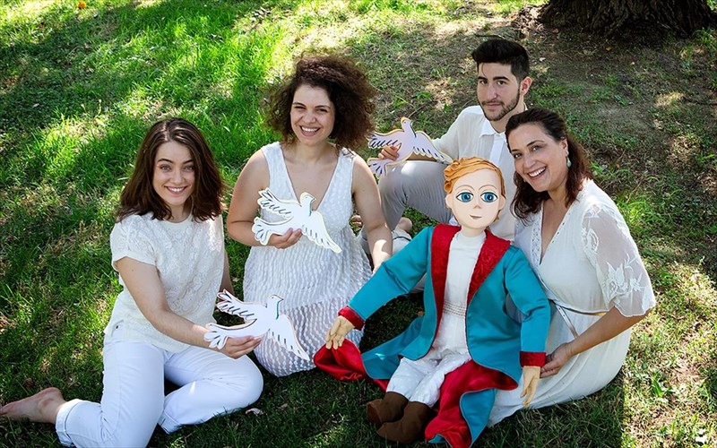 i-anna-papamarkou-skinothetei-antouan-nte-saint-eksuperu