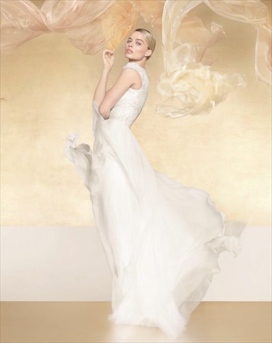 margot-robbie-i-mousa-tou-neou-aromatos-gabrielle-chanel-essence-mousa-tou-neou-aromatos-gabrielle-chanel-essence