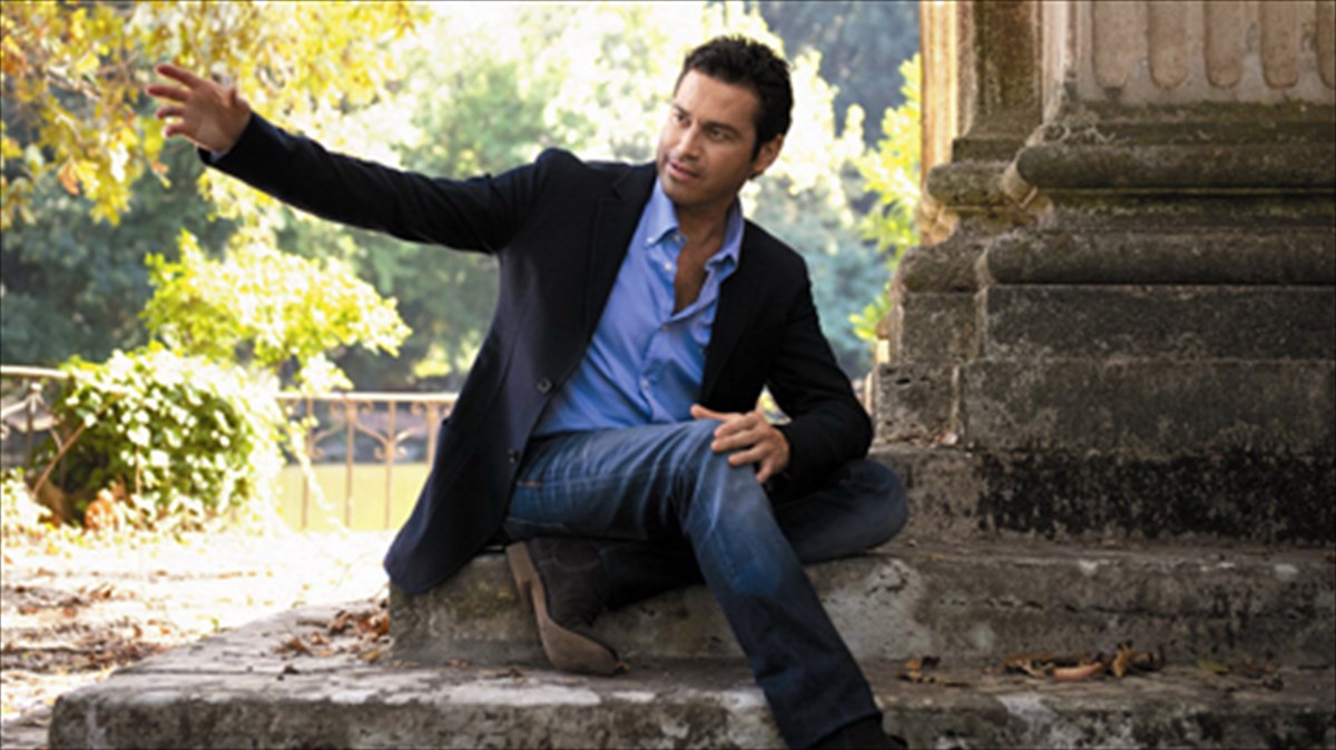 o-marios-fragkoulis-periodeuei-se-oli-tin-ellada