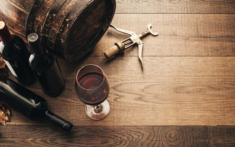 ti-rolo-paizei-to-druino-bareli-sto-krasi