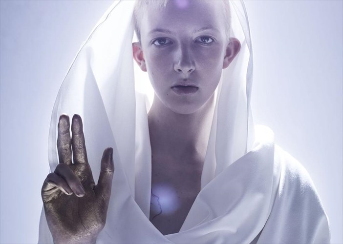 o-thanos-papakonstantinou-skinothetei-tin-apokalupsi-tou-ioanni-sti-stegi