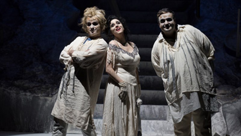 tria-monoprakta-sugxronis-operas