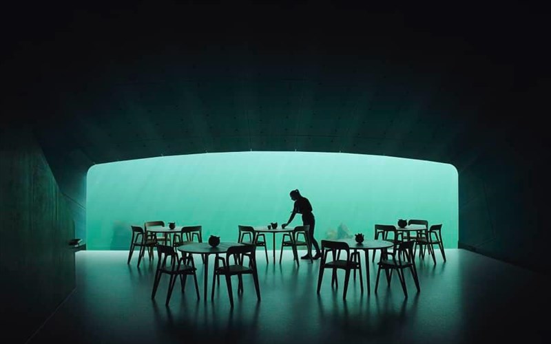 under-ena-estiatorio-55-metra-kato-apo-ti-thalassa