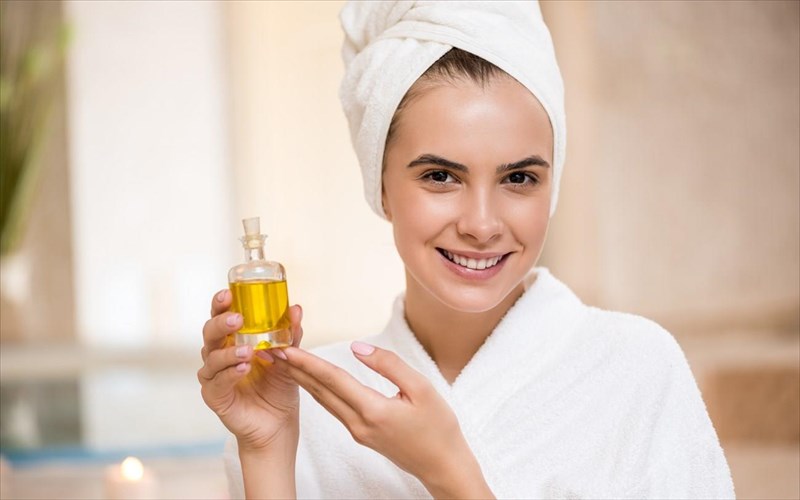 giati-einai-ofelimo-na-aplonete-elaiolado-stin-epidermida-sas