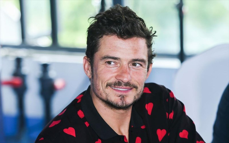 o-orlando-bloom-kseperase-tous-fobous-tou-uiothetontas-ena-fidi