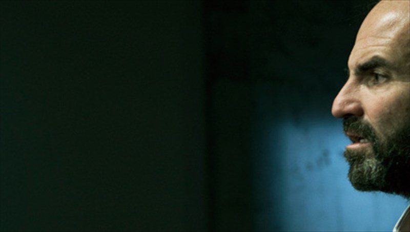 akullas-karazisis-o-laikismos-exei-epideinothei-apo-tin-epidrasi-tou-internet