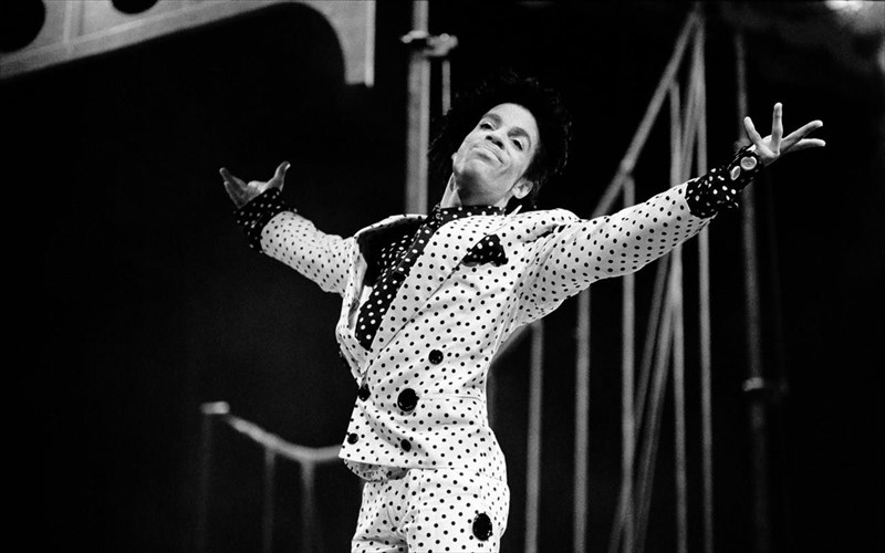 to-1999-tou-prince-epanerxetai-me-35-akukloforita-tragoudia