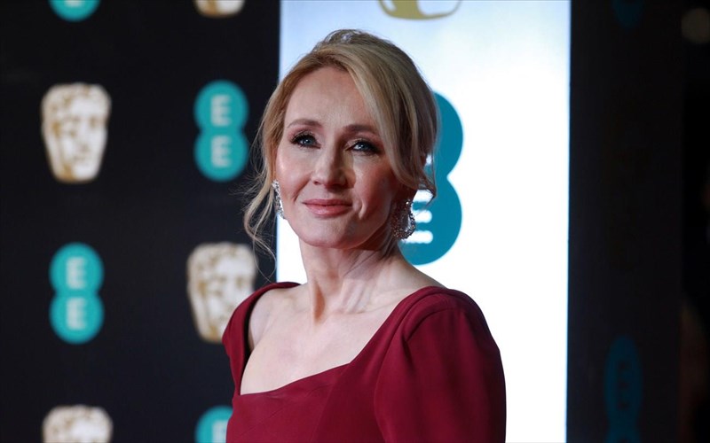 kati-etoimazei-i-Jk-rowling-me-ton-xari-poter-Jk-rowling-me-ton-xari-poter