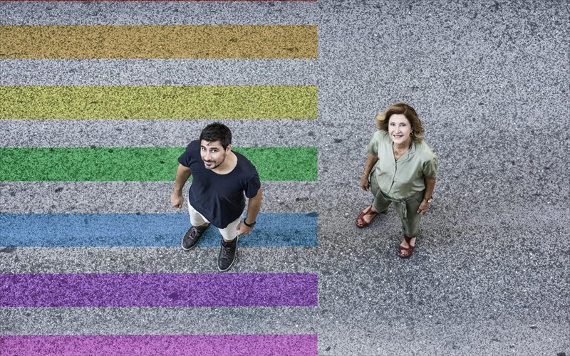 to-mikro-anesis-anoigei-tis-portes-tou-me-tabli-kai-xelidoni