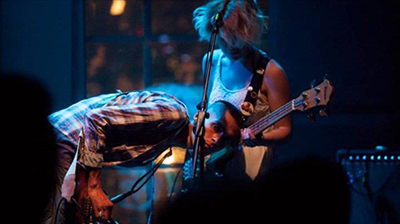 o-amartolos-tziko-kai-i-mpanta-tou-sto-six-dogs-mpanta-tou-sto-six-dogs