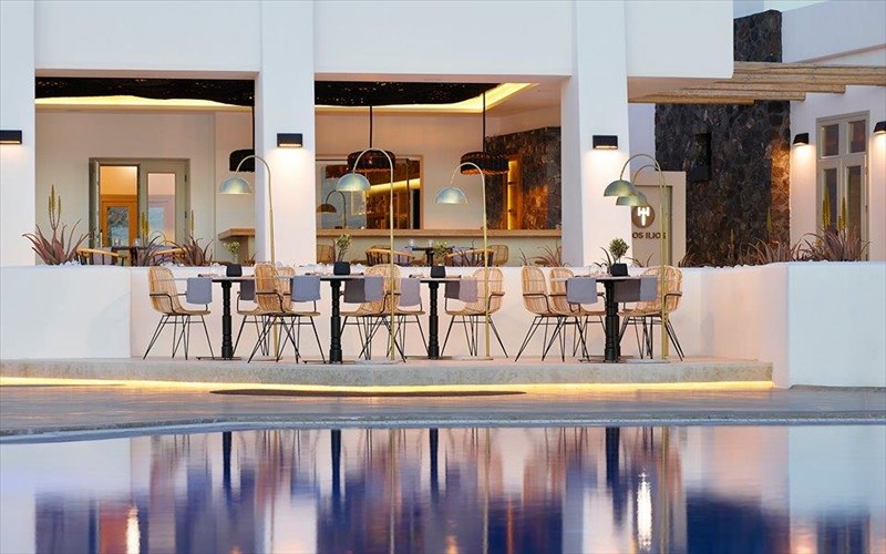 i-santorini-dinei-paratasi-sto-kalokairi-me-ta-kalutera-kokteil