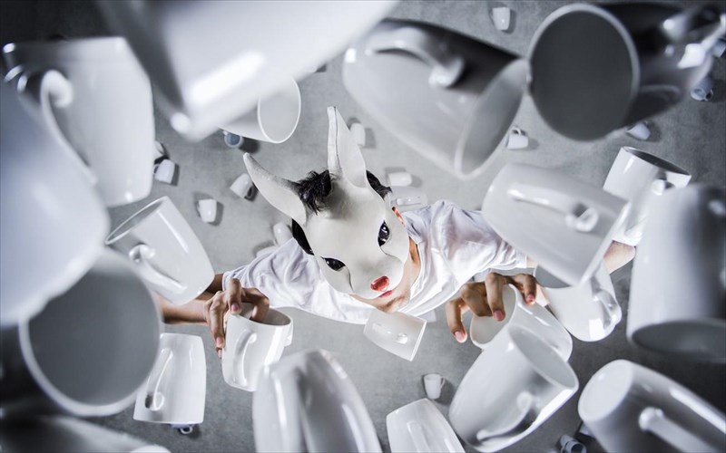 ola-mperdeuontai-stin-gouonterlant-tou-theatrou-104