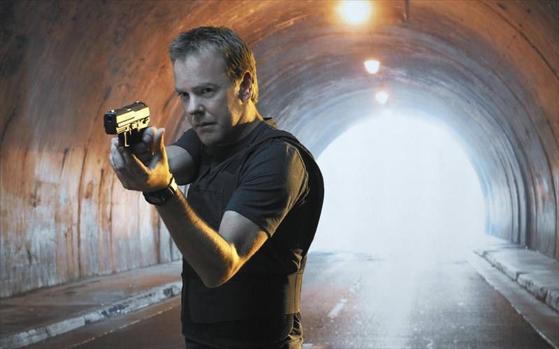 o-fugas-drapeteuei-sti-mikri-othoni-me-ton-kiefer-sutherland