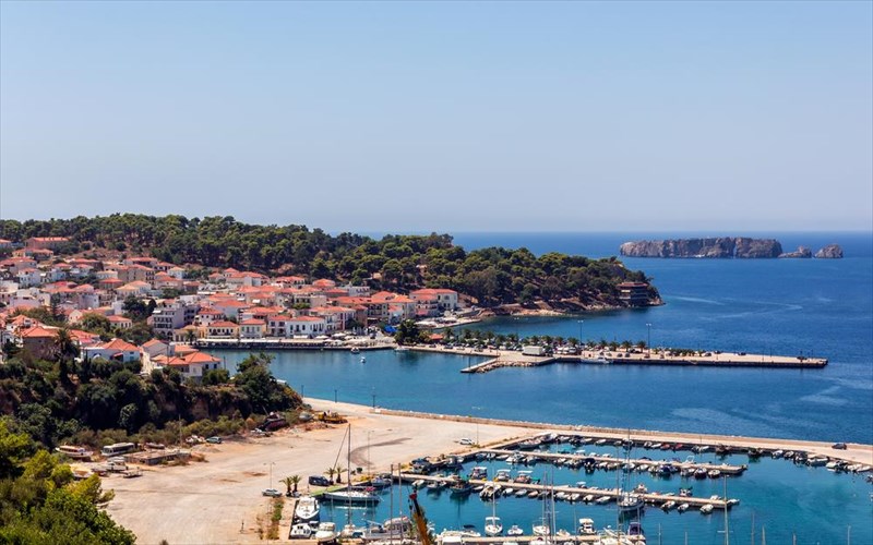 tesseris-parathalassies-poleis-gia-fthinoporini-apodrasi