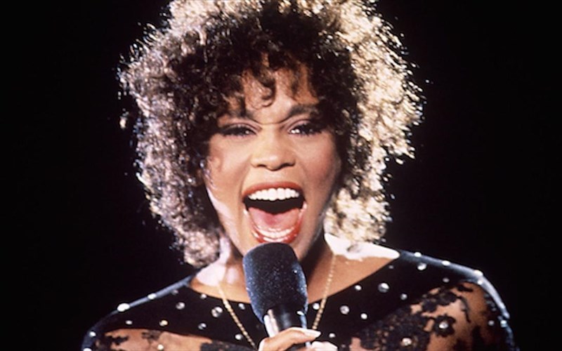 i-eikoniki-whitney-houston-ksekina-pagkosmia-periodeia-to-2020