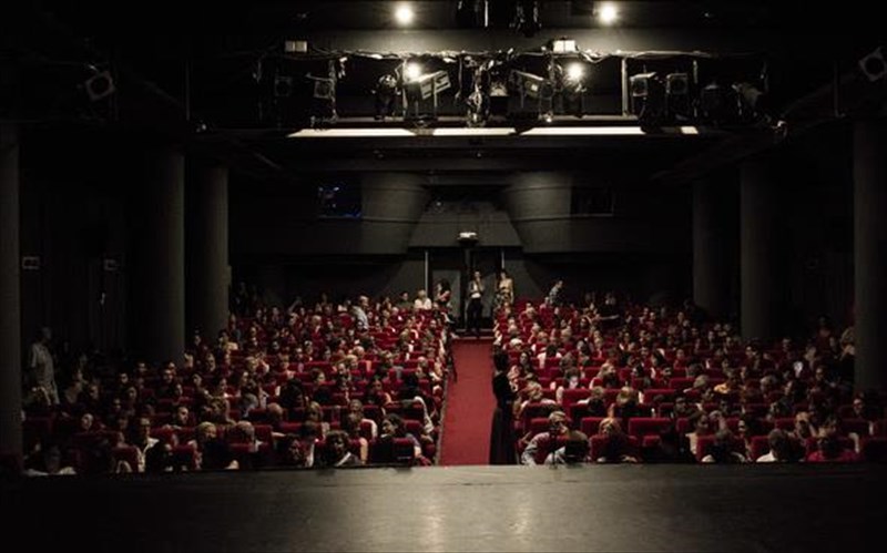 akroasi-apo-ton-kosta-filippoglougia-ti-nea-tou-parastasi