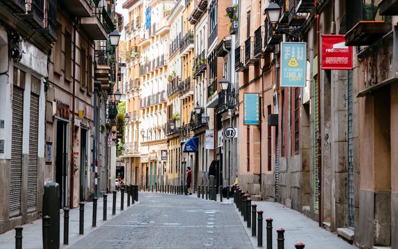 taksidi-se-eksi-cool-geitonies-tou-kosmou