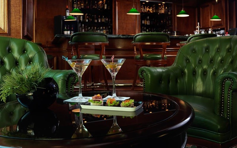 to-explorers-bar-bistro-agkaliazei-tin-texni