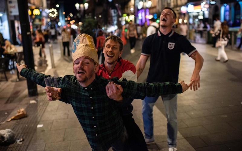 oles-oi-parastaseis-pou-tha-doume-fetos-sti-stegi-idrumatos-onasi