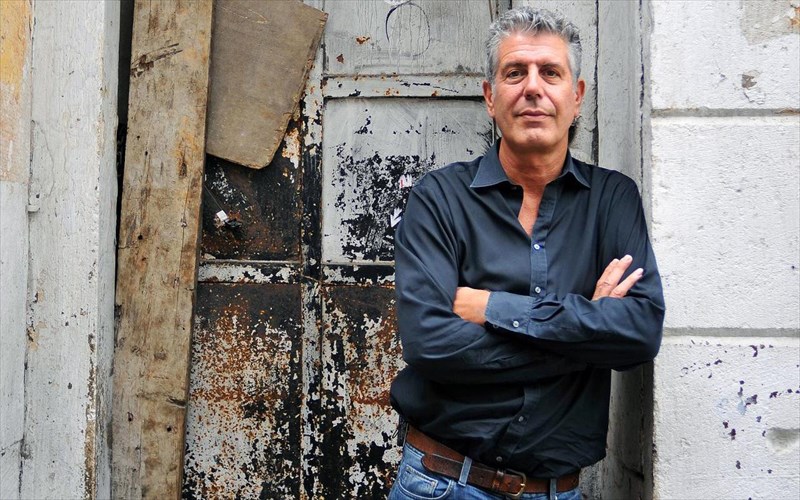 prosopika-kai-mageirika-antikeimena-tou-anthony-bourdain-bgainoun-se-dimoprasia