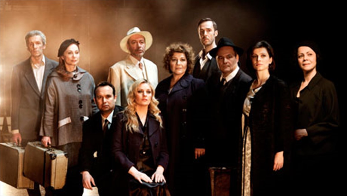 i-parastasi-mikis-theodorakis-poios-ti-zoi-mou-taksideuei-sti-makroniso