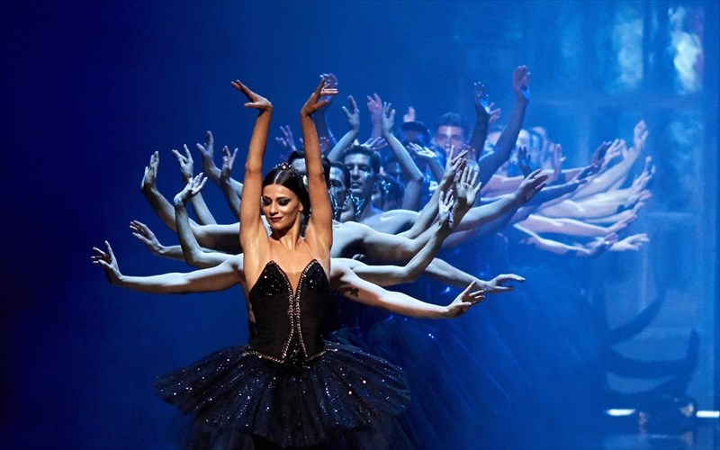 to-mpaleto-tis-ethnikis-lurikis-skinis-sti-thessaloniki-me-ti-limni-ton-kuknon