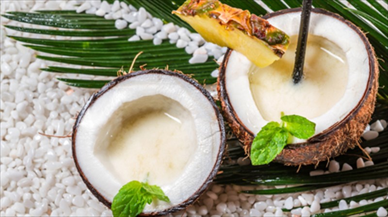 pina-colada-eksotiki-ekriksi-ton-aisthiseon-se-ena-cocktail