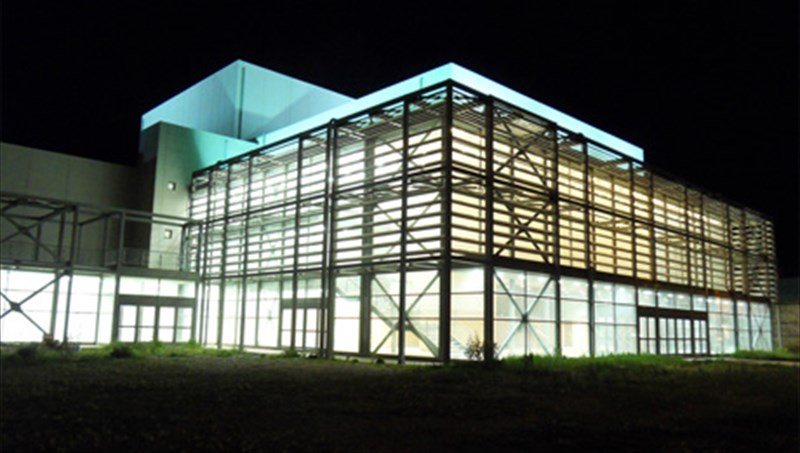 megaro-xorou-kalamatas-etoimo-na-upodextei-to-koino