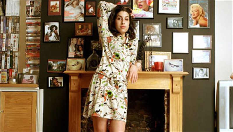 i-atheati-pleura-tis-amy-winehouse