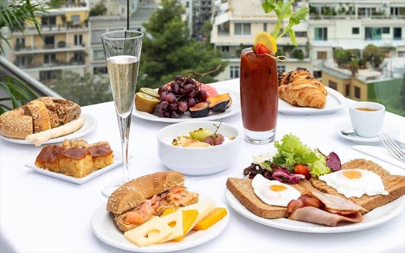 to-brunch-einai-oikogeneiaki-upothesi-sto-george-lycabettus-hotel