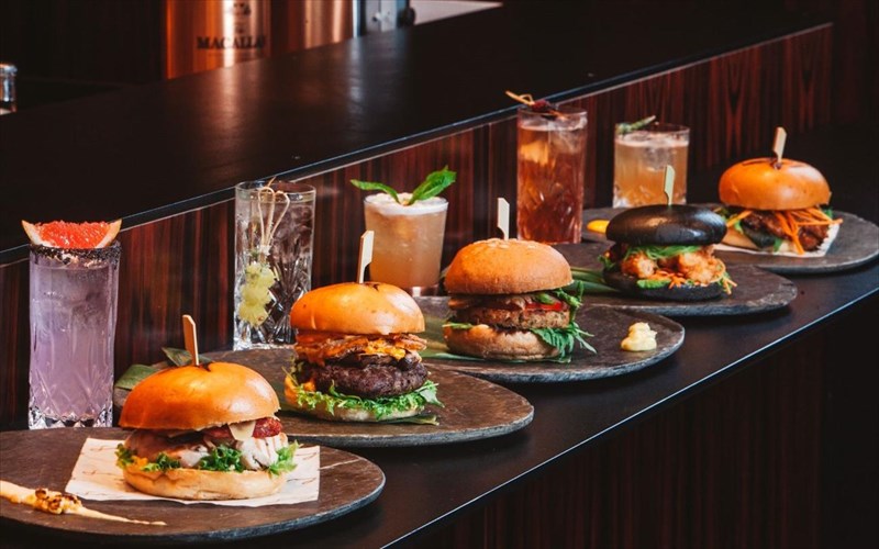 pempti-simainei-mpergker-kai-kokteil-sto-Juju-bar-kai-restaurant-restaurant