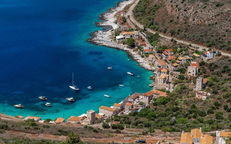 taksidi-se-tessera-xoria-tis-elladas-me-thea-thalassa