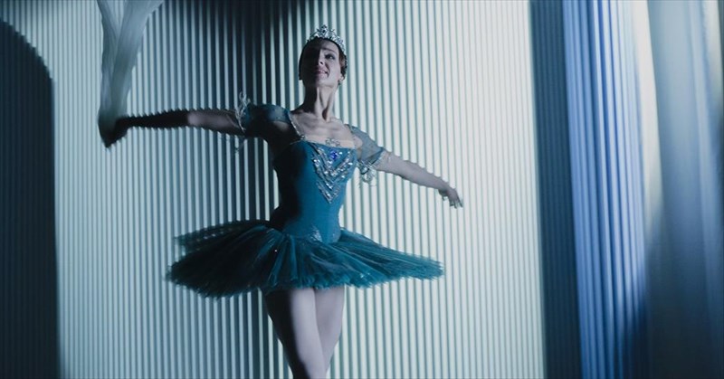 raimonta-ena-mpaleto-me-ouggrikous-xorous-kai-tsarntas