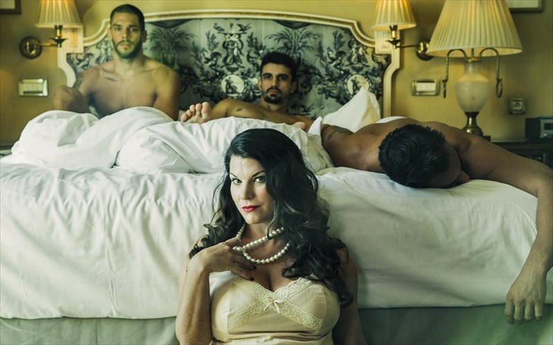 powder-her-face-i-opera-skandalo-stin-enallaktiki-skini-tis-els-skandalo-stin-enallaktiki-skini-tis-els