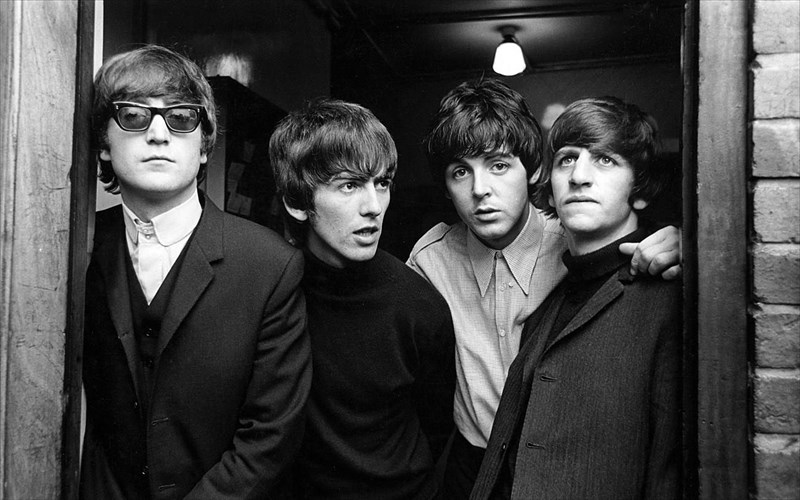 ola-ta-singles-ton-beatles-se-ena-poluteles-kouti