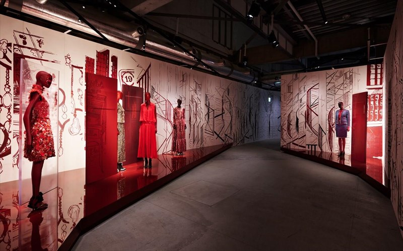 to-pantheon-tis-upsilis-aisthitikis-se-mia-periodeuousa-ekthesi