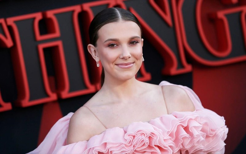 i-millie-bobby-brown-tou-stranger-things-etoimazei-disko