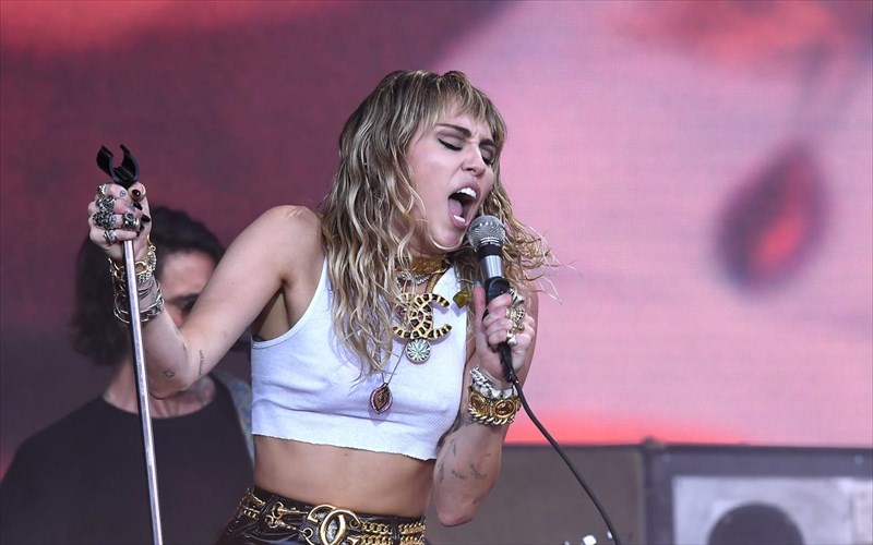 strofi-stin-biosimi-moda-gia-tin-miley-cyrus