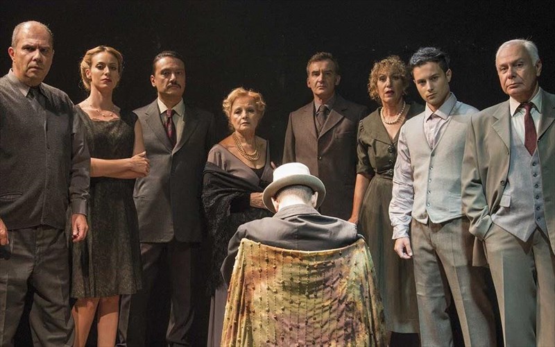 o-aprosklitos-episkeptis-xtupa-tin-porta