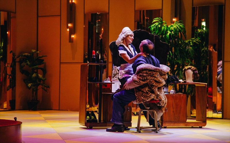 powder-her-face-protes-fotografies-apo-tin-opera-skandalo-pou-ksekina-simera-skandalo-pou-ksekina-simera