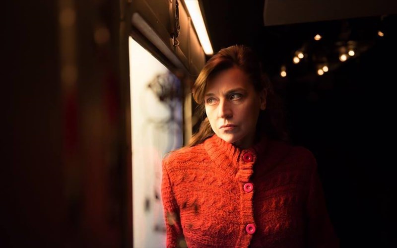 aima-sto-xioni-ksana-stin-amaksostoixia-theatro-to-treno-sto-rouf