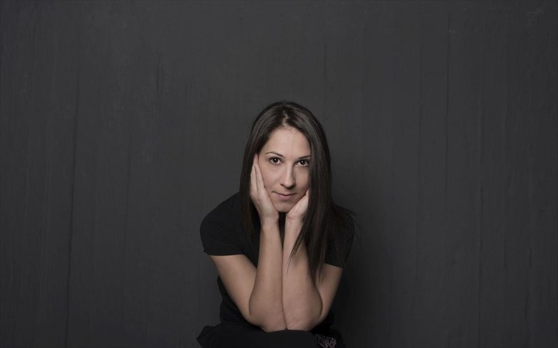 boutsek-apo-tin-eleni-parginou-sto-theatro-roes