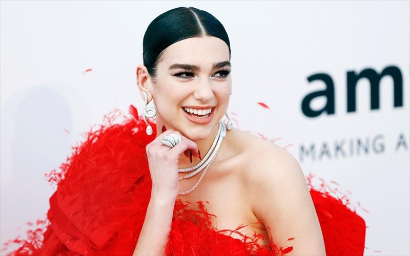 dua-lipa-ta-social-media-einai-pigi-misous-kai-agxous
