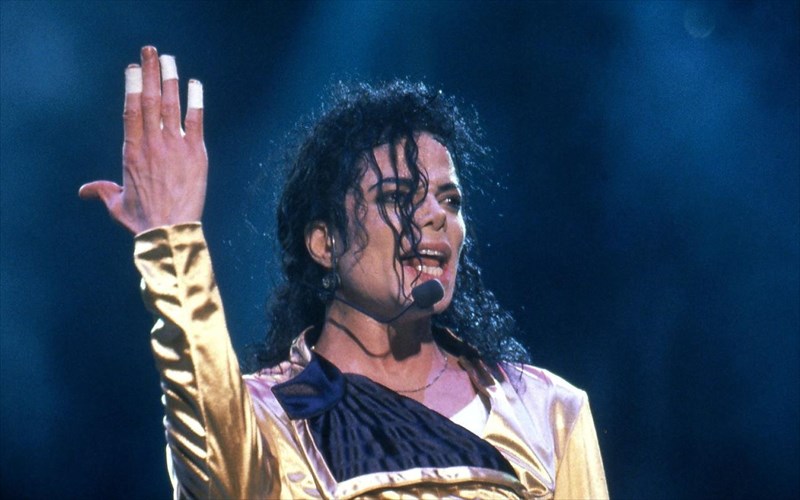 sto-sfuri-oi-kaltses-tou-michael-Jackson