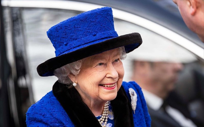 i-basilissa-elisabet-tha-fora-pleon-sunthetikes-gounes