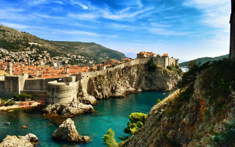 pos-exoun-epireasei-oi-polloi-touristes-to-ntoumprobnik