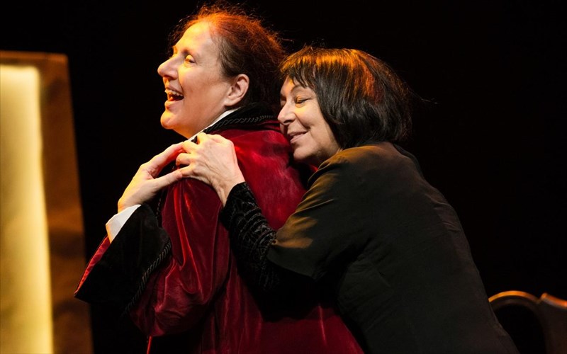 i-ludia-fotopoulou-kai-i-maria-katsiadaki-einai-i-gertroudi-stain-kai-i-sunodos-tis-sunodos-tis