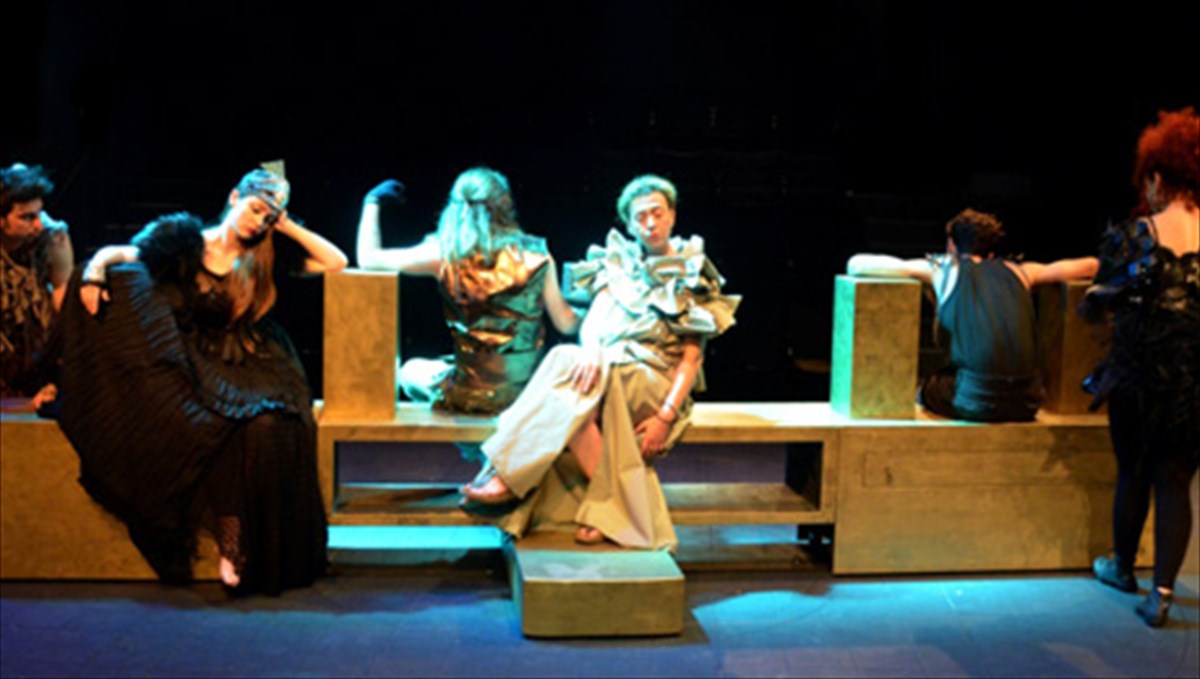 tragelafos-sto-theatro-attikou-alsous