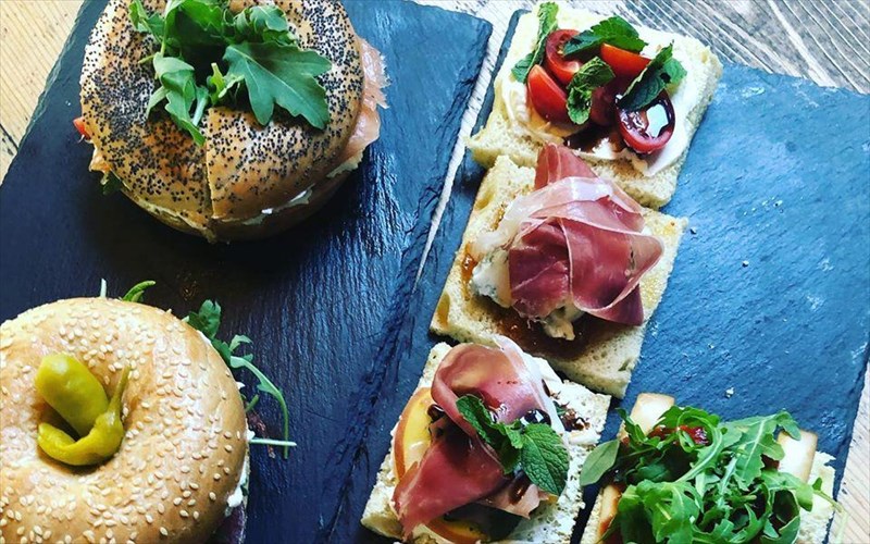 to-kafeoino-sta-patisia-allakse-prosopo